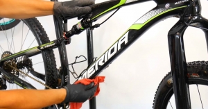 Jak czyścić rower w bloku i małym pokoju? [video]