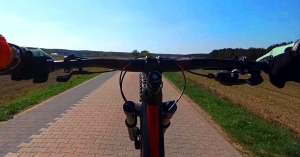Jak zrobić wheelie? Naucz się jazdy na jednym kole w 7 dni [video]