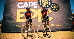 Misja Cape Epic - przyjaźń w tumanach kurzu. Zobacz bolesne piękno wyścigu [video]