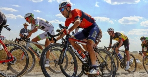 Nibali wycofał się z Tour de France. Ze złamanym kręgiem finiszował w czołówce [video]