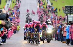 Giro: deszczowa czasówka otworzyła wyścig